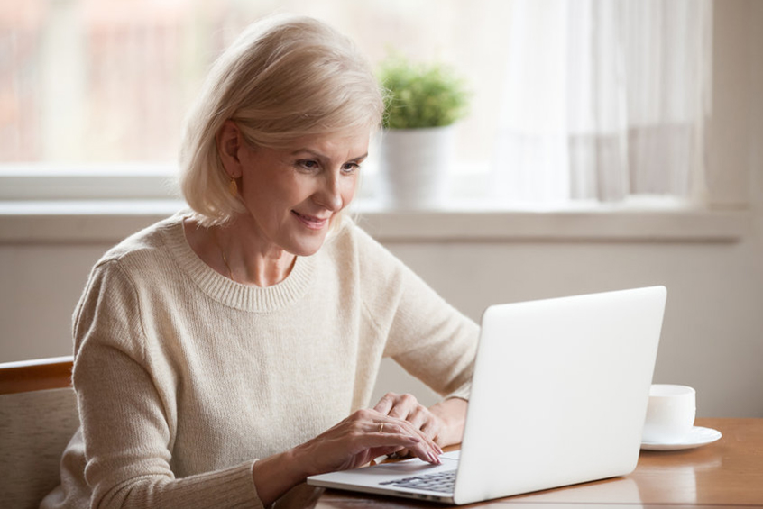 Anteprima Nuovi Approfondimenti: Donna In-Forma donna guarda computer si informa su problemi